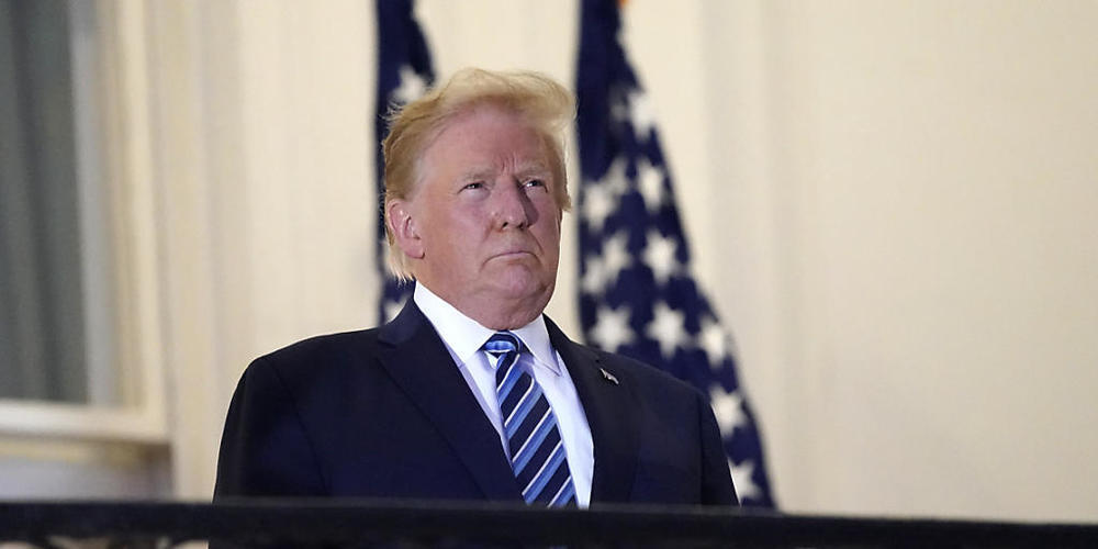 ARCHIV - Der damalige US-Präsident Donald Trump steht am 5. Oktober 2020 auf dem Balkon des Weißen Hauses, nachdem er nach überstandener Corona-Infektion das Krankenhaus verlassen hat. Foto: Alex Brandon/AP/dpa