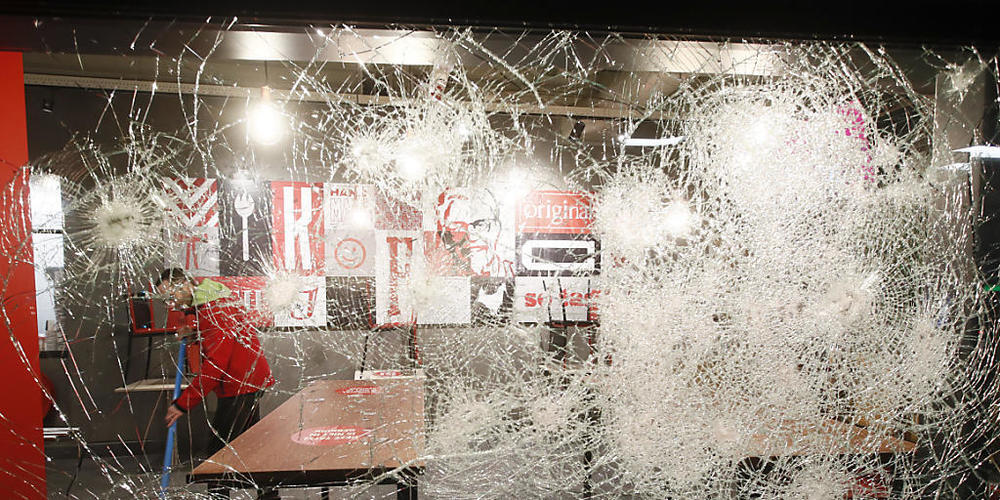 Ein beschädigtes Fast-Food-Restaurant in Rotterdam. Foto: Peter Dejong/AP/dpa