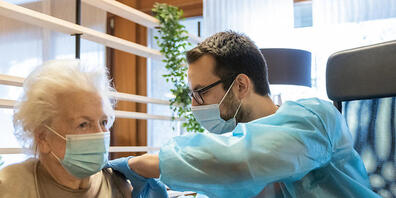 2,29 Prozent der Bevölkerung sind geimpft: Mitglied einer mobilen Impfeinheit des Zivilschutzes in Lausanne.