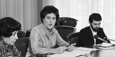 Jacqueline Berenstein-Wavre, Vizepräsidentin des Komitees für Frauenfragen (links), zusammen mit Komitee-Präsidentin Emilie Lieberherr bei einer Pressekonferenz 1976.