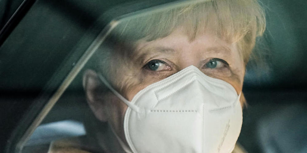Bundeskanzlerin Angela Merkel (CDU) verlässt nach einer Pressekonferenz zur aktuellen Lage das Haus der Bundespressekonferenz. Foto: Michael Kappeler/dpa
