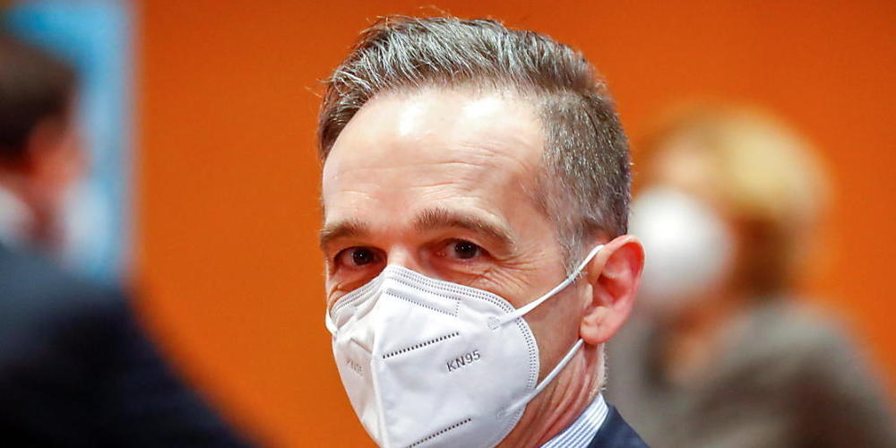 ARCHIV - Bundesaußenminister Heiko Maas (SPD) trägt bei der Kabinettssitzung im Bundeskanzleramt eine Maske. Maas hat erneut die Freilassung des Kremlgegners Nawalny und seiner Unterstützer gefordert. Foto: Fabrizio Bensch/Reuters/Pool/dpa