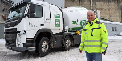 Michael Krüsi von der Holcim Schweiz mit dem neuen Elektro-Betonfahrmischer