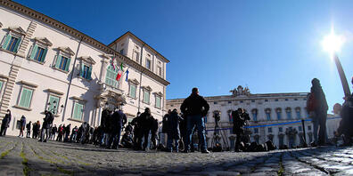Journalisten stehen am Eingang des Präsidentenpalastes. Zwei Wochen nach dem Bruch seiner Regierungskoalition hat Conte seinen Rücktritt beim Staatspräsidenten eingereicht. Foto: Mauro Scrobogna/LaPresse via ZUMA Press/dpa