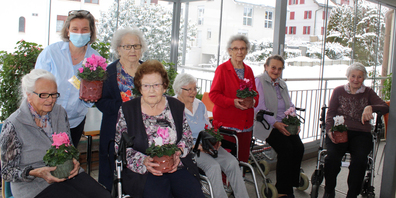 Glücklich über die Blumen-Spende: Bewohnerinnen des «Obigrueh» in Schübelbach. (Bild: zvg)
