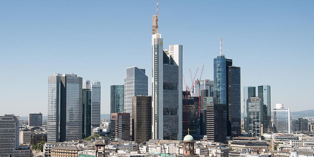 Die Banken weltweit sind nach Einschätzung des IWF trotz Coronakrise widerstandsfähig. Im Bild die Frankfurter Bankenskyline. (Symbolbild)