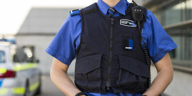 Die Kantonspolizei Aargau sperrte das Gebiet um den Fundort der Leiche grossräumig ab. (Symbolbild)