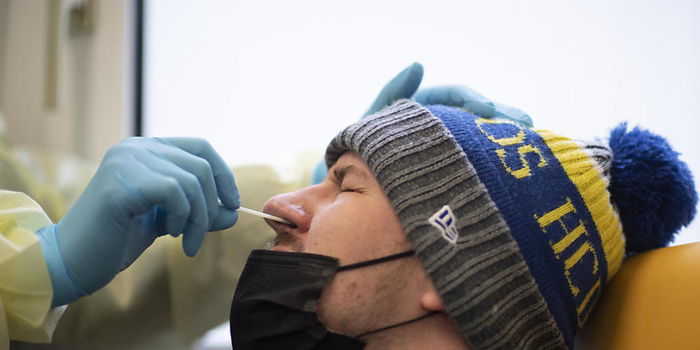 2222 Mal ist ein Test auf das Coronavirus positiv ausgefallen, die dem BAG am Mittwoch innerhalb von 24 Stunden gemeldet wurden. (Archivbild)