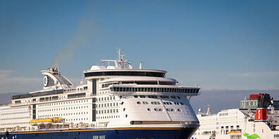 ARCHIV - Die Norwegen-Fähre Color Magic (l) der Reederei Color Line Cruises macht am Color Line Terminal fest, während die Stena Scandinavica der schwedischen Stena Line Reederei am Schwedenkai Terminal liegt. Foto: Christian Charisius/dpa