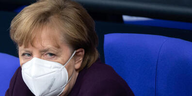 dpatopbilder - Bundeskanzlerin Angela Merkel (CDU) sitzt bei der Aktuellen Stunde in der Plenarsitzung im Deutschen Bundestag auf der Regierungsbank. Foto: Bernd von Jutrczenka/dpa