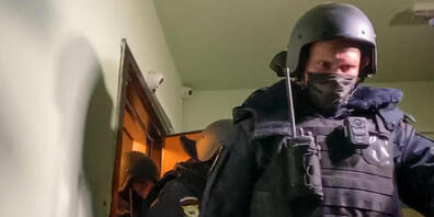 Die Polizei kommt aus der Wohnung von Oleg Nawalny. Foto: Mstyslav Chernov/AP/dpa