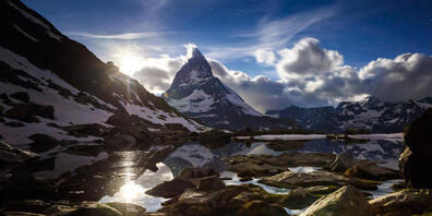 Mondaufgang am Matterhorn: Doch der Mond kann mehr, als nur das Gemüt erfreuen. Beispielsweise lenkt er den Menstruationszyklus und den Schlaf, wie Forscher jetzt bewiesen haben wollen. (Symbolbild)