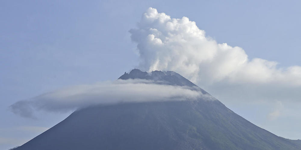 Der Berg Merapi spuckt vulkanischen Dampf aus seinem Krater. Der 2.968 Meter hohe Berg spuckte am 07.01.2021 inmitten seiner zunehmenden vulkanischen Aktivitäten heiße Wolken aus. Foto: Taufiq Rozzaq/AP/dpa