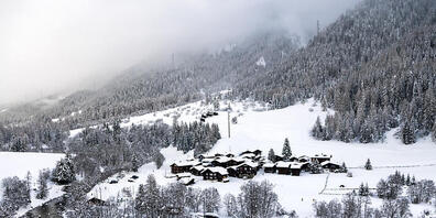 Mehrere Strecken der Matterhorn Gotthard Bahn sind derzeit wegen Schneefall und wegen Lawinengefahr gesperrt. (Archivbild)