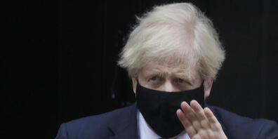 Boris Johnson, Premierminister von Großbritannien, trägt einen Mund-Nasen-Schutz und grüßt beim Verlassen der Downing Street. Foto: Kirsty Wigglesworth/AP/dpa