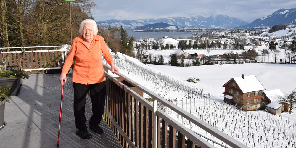 Emma Steiner-Steinegger hat ein glückliches Leben im Tal zwischen Altendorf und Pfäffikon verbracht. Mit 98 Jahren lebt sie immer noch zu Hause und wird von ihrer Familie und zwei Pflegerinnen liebevoll betreut. (Bilder: Heidi Peruzzo)