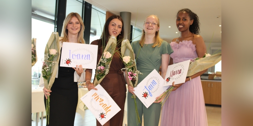 Sie schlossen in diesem Sommer ihre Lehrzeit in der Tertianum Rosenau erfolgreich ab, von links: Ivana Schmuki, Mirzade Ramadani, Jana Kümin und Hana Negasi.
