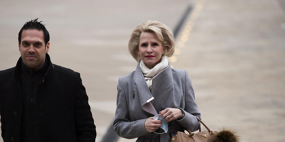 Die ehemalige Liechtensteiner Aussenministerin Aurelia Frick neben ihrem Rechtsanwalt Franz Josef Giesinger auf dem Weg zur Gerichtsverhandlung.