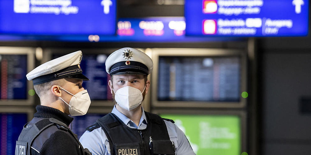 Beamte der deutschen Bundespolizei am Flughafen Frankfurt. Foto: Boris Roessler/dpa