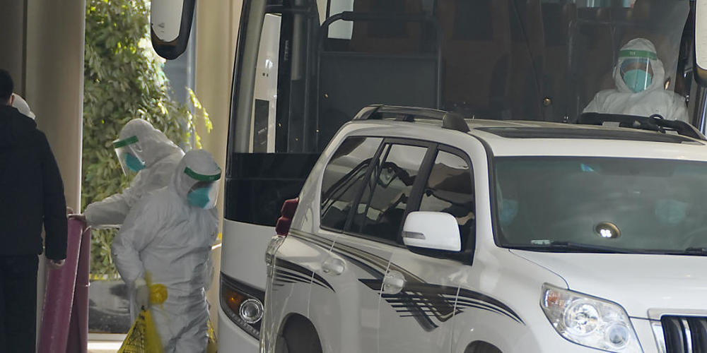 Ein Mann in Schutzkleidung verlässt ein Quarantäne-Hotel in Wuhan. Foto: Ng Han Guan/AP/dpa