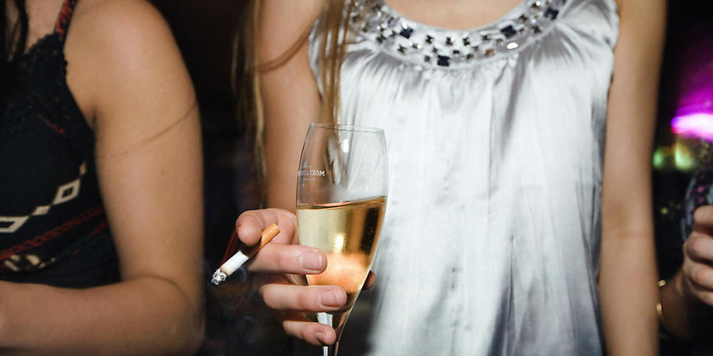 Die Tendenz zu risikofreudigem Verhalten wie Rauchen und Alkoholtrinken widerspiegelt sich auch im Gehirn, wie eine Studie zeigt. (Symbolbild)