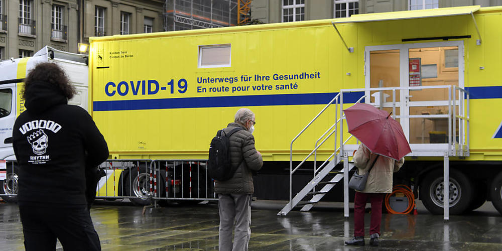 Testen lautet das Gebot der Stunde: Wartende vor dem mobilen Covid-19-Test-Truck am Mittwoch auf dem Bundesplatz in Bern.