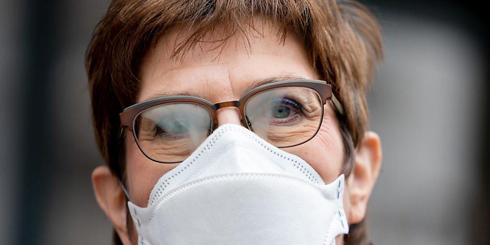 Annegret Kramp-Karrenbauer, Bundesministerin der Verteidigung, mit einer FFP2-Maske. Foto: Kay Nietfeld/dpa