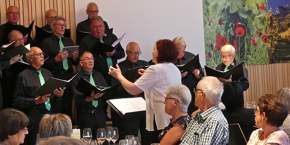 Der Männerchor Au-Berneck in «Vor-Corona-Zeiten» beim Sommerkonzert 2019 im «Haus des Weines» in Berneck (Bilder: Archiv Ulrike Huber)»