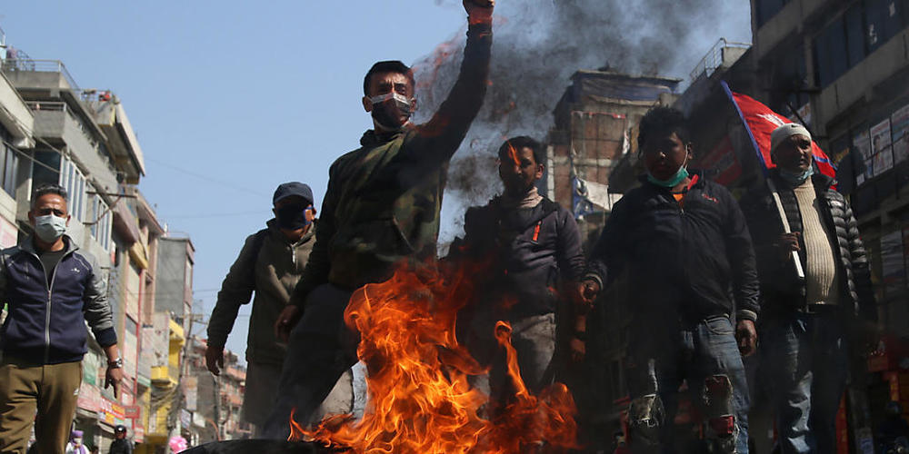 Demonstranten blockieren mit brennenden Reifen eine Straße während eines Generalstreiks. Ein Generalstreik, der von einer Splittergruppe der regierenden kommunistischen Partei ausgerufen wurde, hat das Leben weitestgehend beeinträchtigt. Schulen, ...