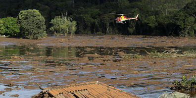 ARCHIV - Rettungskräfte in einem Hubschrauber durchsuchen nach dem Dammbruch ein überflutetes Gebiet. Foto: Andre Penner/AP/dpa