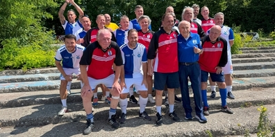 Legenden auf der verwitterten Tribüne: Die Altmeister machen sich für das Zürcher Fussballstadion stark.