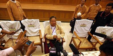 Win Htein (Mitte), ein enger Verbündeter von Aung San Suu kyi, ist in Myanmar verhaftet worden. (Archivbild)