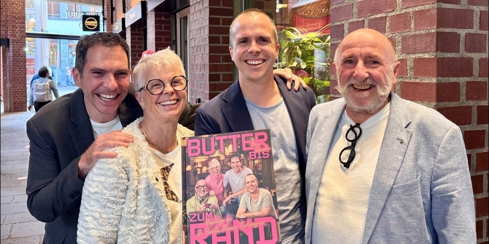 Daniel, Anita, Fredy und Manuel Wiesner mit ihrem neu erschienenen Gastrobuch «Butter bis zum Rand» (v.l.).