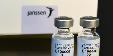HANDOUT - Zwei Ampullen mit dem Corona-Impfstoffes Janssen des amerikanischen Pharmazie- und Konsumgüterhersteller Johnson  Johnson. Foto: Cheryl Gerber/Johnson  Johnson/dpa - ACHTUNG: Nur zur redaktionellen Verwendung und nur mit vollständiger Ne...