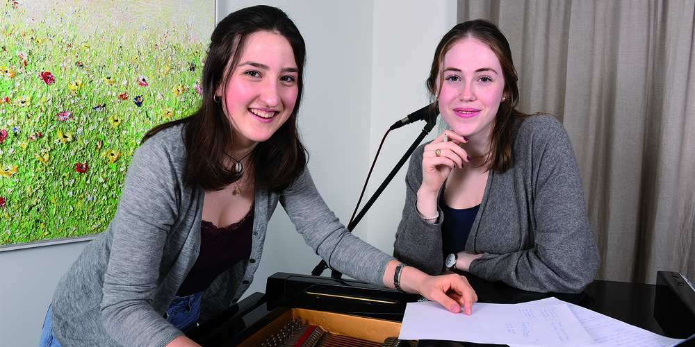 Janin Gmür (rechts) und Hannah Seifried in ihrem Übungslokal in Schindellegi. 