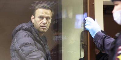 HANDOUT - In diesem Auszug aus einem vom Bezirksgericht Babuskinsky zur Verfügung gestellten Video steht der russische Oppositionsführer Alexej Nawalny während einer Anhörung im Bezirksgericht Babuskinsky in Moskau in einem Glaskasten. Foto: -/Bab...