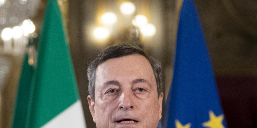 Mario Draghi, früherer Präsident der Europäischen Zentralbank (EZB), spricht zu Medienvertretern, nachdem er das Mandat zur Bildung der neuen italienischen Regierung vom italienischen Präsidenten Mattarella im Präsidentenpalast Quirinale angenomme...