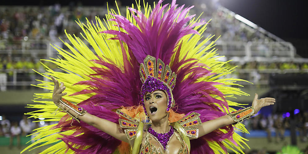 ARCHIV - Eine Tänzerin der Samba-Schule Academicos do Grande Rio tritt im Sambodrom auf. Der weltberühmte Karneval in Rio de Janeiro fällt wegen der Corona-Pandemie in diesem Jahr ganz aus. Foto: Leo Correa/AP/dpa