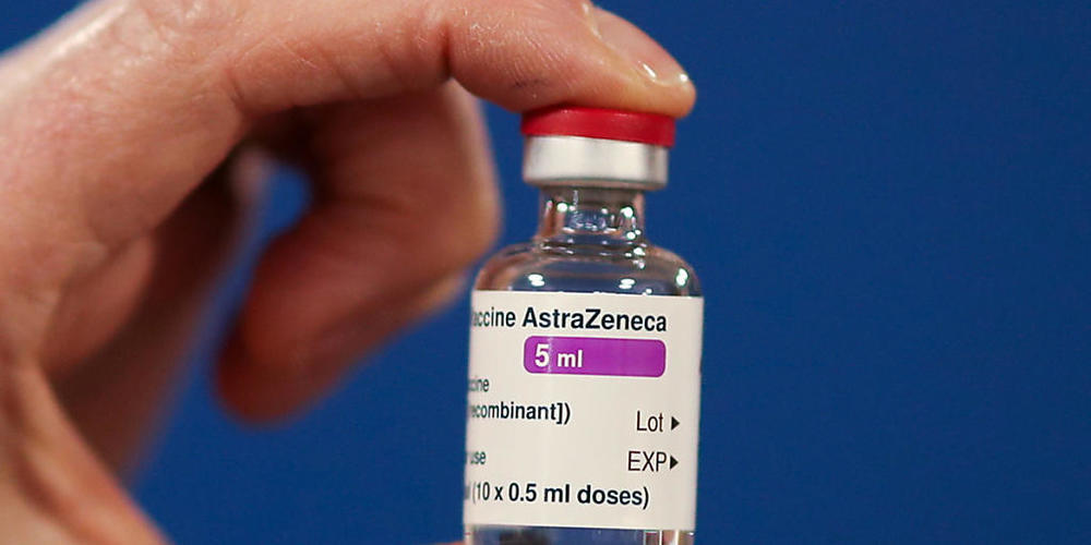 ARCHIV - Eine Hand hält eine Ampulle des Corona-Impfstoffs der Universität Oxford und des Pharmakonzerns Astrazeneca. Foto: Russell Cheyne/PA Wire/dpa