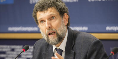 ARCHIV - Osman Kavala, damaliger Vorsitzender des Kulturinstituts Anadolu Kültür, spricht auf einer Pressekonferenz im EU-Parlament. Foto: Wiktor Dabkowski/dpa