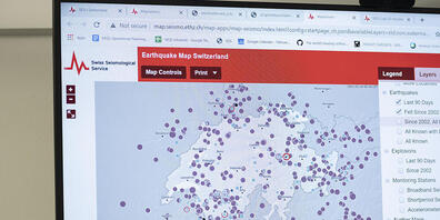 Eine Karte mit Erdbeben auf einem Bildschirm beim Schweizerischen Erdbebendienst der ETH Zürich (SED). (Archivbild)