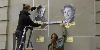 Letzte Vorbereitungsarbeiten für die Hommage an die Vorkämpferinnen für das Frauenstimm- und Wahlrecht.
