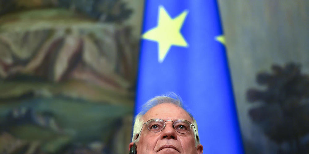 HANDOUT - Josep Borrell, Außenbeauftragter der Europäischen Union, nimmt an einer mit Russlands Außenminister gemeinsamen Pressekonferenz teil. Borrell hat bei Gesprächen in Moskau die Freilassung des Kremlkritikers Nawalny gefordert und vor einer...