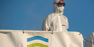 ARCHIV - Ein Mitglied der Europäischen Agentur für die Grenz- und Küstenwache (Frontex) steht auf einem Patrouillenboot am Hafen von Malaga in Spanien. Foto: Jesus Merida/SOPA Images via ZUMA Wire/dpa