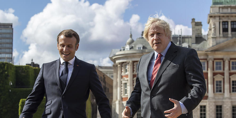 FILED - Frankreichs Präsident Emmanuel Macron und der britische Premierminister Boris Johnson bei einem Treffen im Sommer 2020. Photo: Jack Hill/The Times/PA Wire/dpa