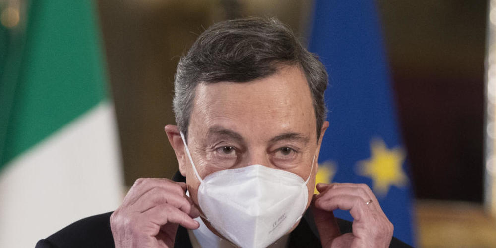 ARCHIV - Mario Draghi, früherer Präsident der Europäischen Zentralbank (EZB), zieht im Quirinale-Palast an seinem Mund-Nasen-Schutz. Foto: Alessandra Tarantino/AP/dpa