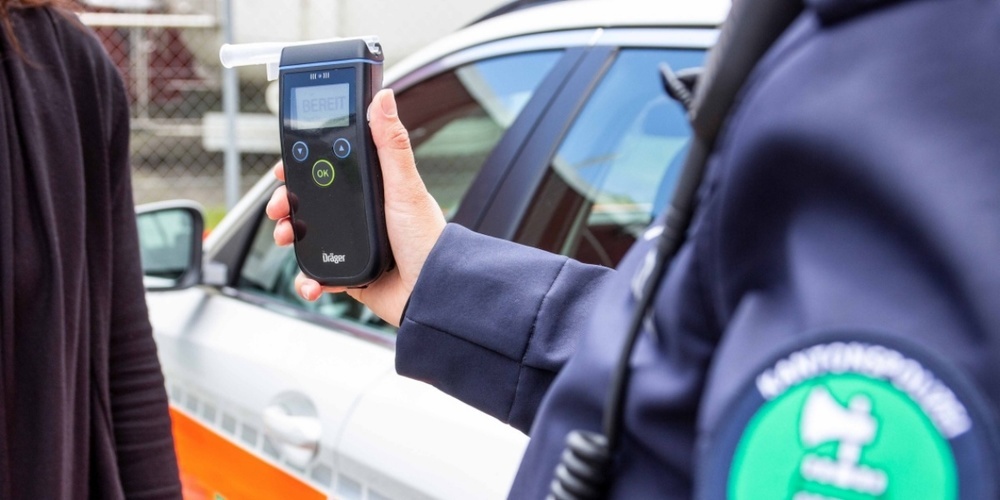 In Schänis wurden je ein alkoholisierter Traktorfahrer (26) und Autofahrer (25) angehalten. (Symbolbild)