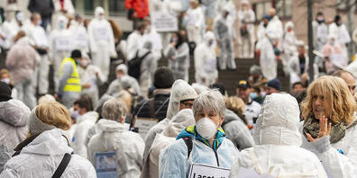 An einer Kundgebung am Samstag in Zug demonstrierten mehrere Hundert Menschen gegen die Coronavirus-Massnahmen der Behörden.