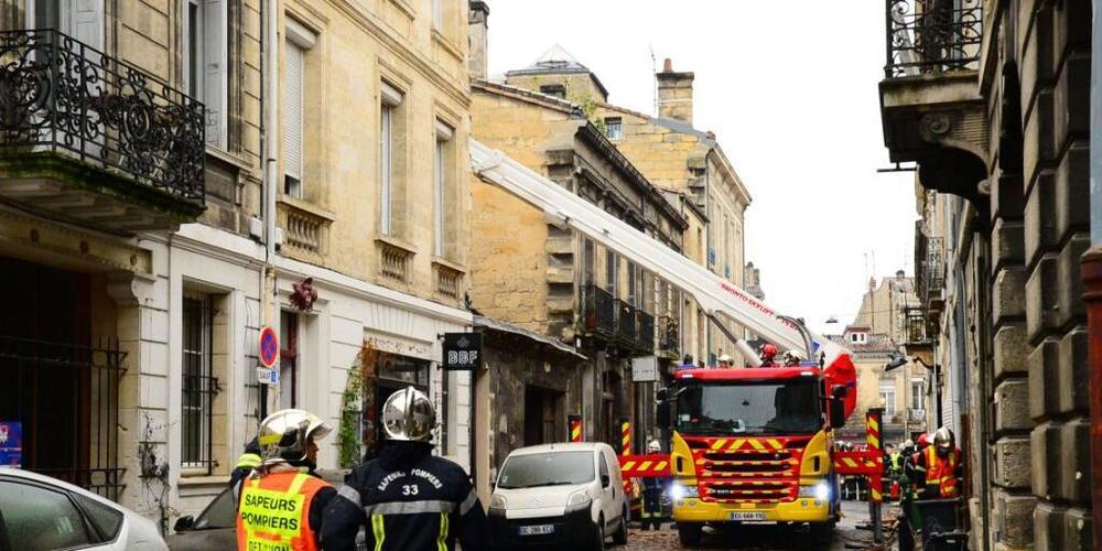 ARCHIV - Feuerwehrleute sind nach einer Explosion im Viertel Chatrons an der Unglücksstelle im Einsatz. Zwei Menschen würden unter den Trümmern vermisst, sagte D. Balsa von der zuständigen Präfektur im französischen Fernsehen. Berichten zufolge ko...