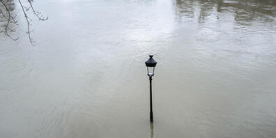 Eine Straßenlaterne ragt aus dem Wasser der Seine in Paris heraus. Foto: Rafael Yaghobzadeh/AP/dpa